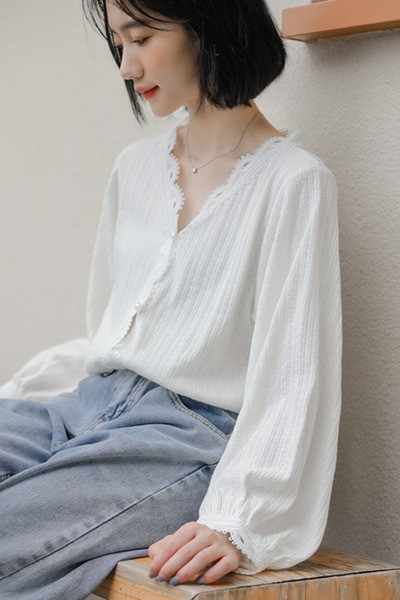 Stiilne laiade varrukate ja spitsikaelusega naiste särk