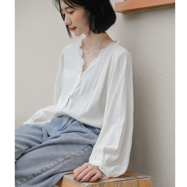 Stiilne laiade varrukate ja spitsikaelusega naiste särk