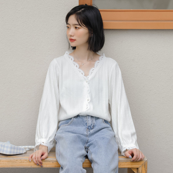 Stiilne laiade varrukate ja spitsikaelusega naiste särk