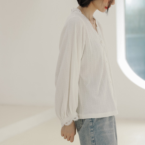 Stiilne laiade varrukate ja spitsikaelusega naiste särk