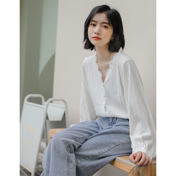 Stiilne laiade varrukate ja spitsikaelusega naiste särk