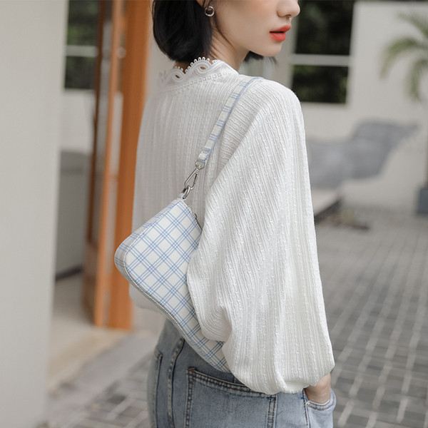 Stiilne laiade varrukate ja spitsikaelusega naiste särk