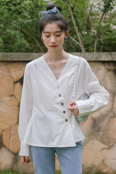 Stiilne naiste särgi asümmeetriline nööpidega mudel