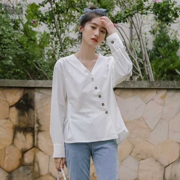 Stiilne naiste särgi asümmeetriline nööpidega mudel