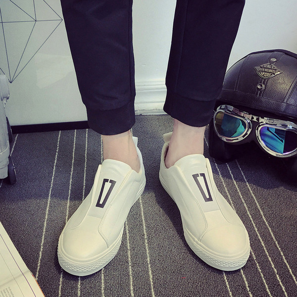 Moodsad nahast kummiga meeste tossud