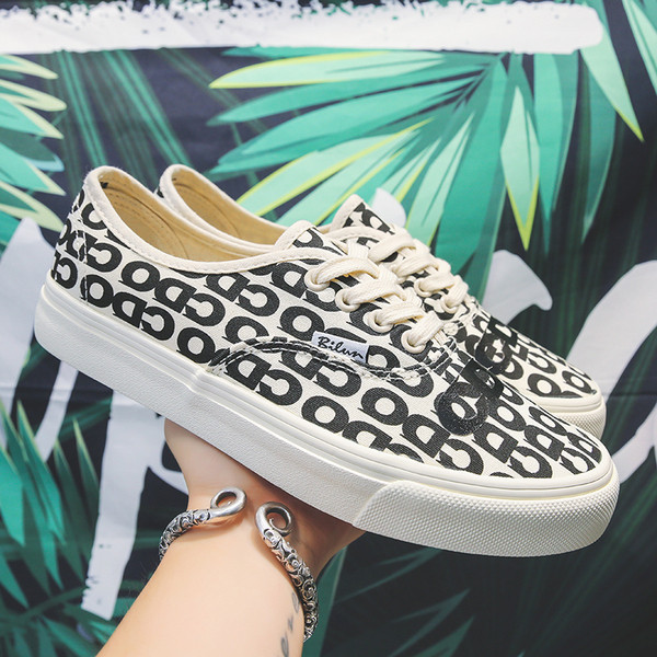 Uus pealdistega meeste tossude mudel