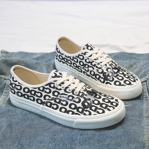 Uus pealdistega meeste tossude mudel