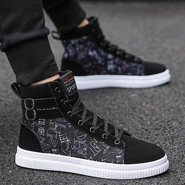 Moodsad paelte ja pandlaga kõrged meeste tossud