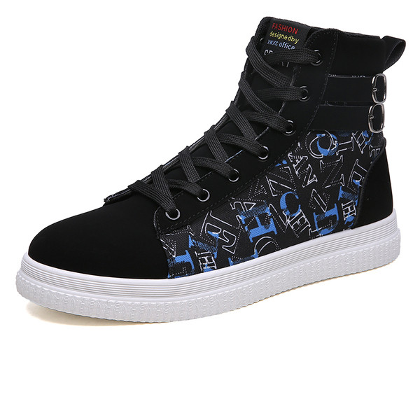 Moodsad paelte ja pandlaga kõrged meeste tossud