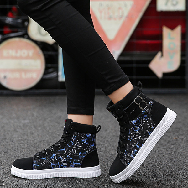 Moodsad paelte ja pandlaga kõrged meeste tossud