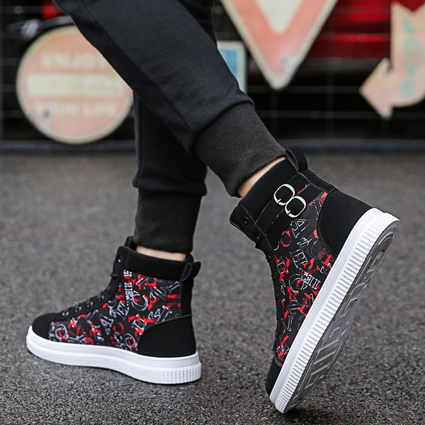 Moodsad paelte ja pandlaga kõrged meeste tossud