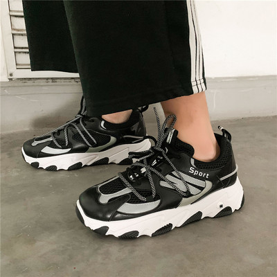 Fényvisszaverő és légáteresztő tornacipő fűzővel