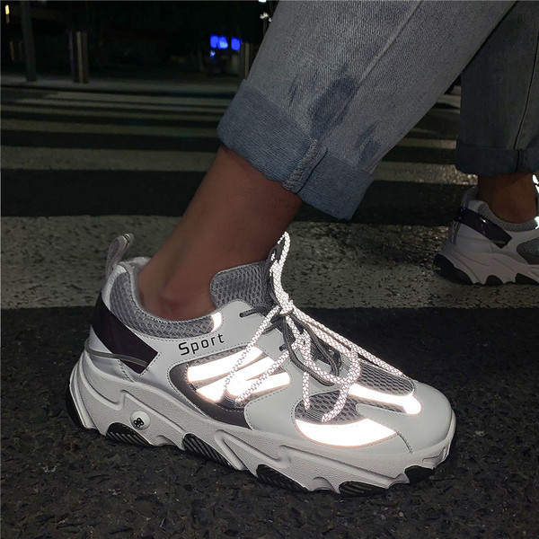 Fényvisszaverő és légáteresztő tornacipő fűzővel