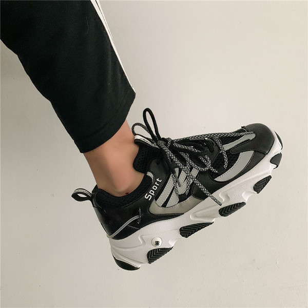 Fényvisszaverő és légáteresztő tornacipő fűzővel