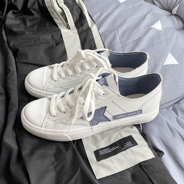 Lapos talpú és fűzős férfi tornacipő