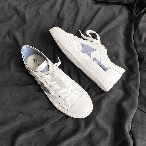 Lapos talpú és fűzős férfi tornacipő