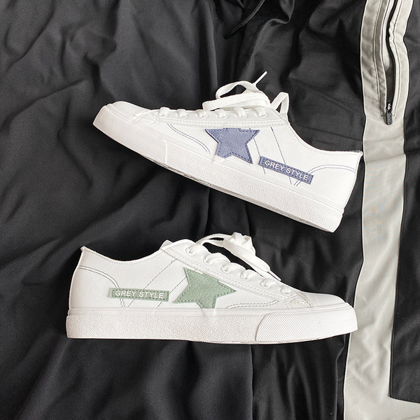 Lapos talpú és fűzős férfi tornacipő