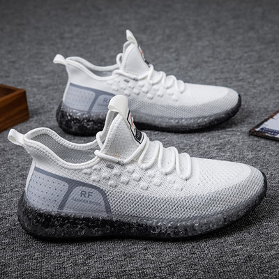 Tekstiilist värvilise tallaga meeste sporditossud