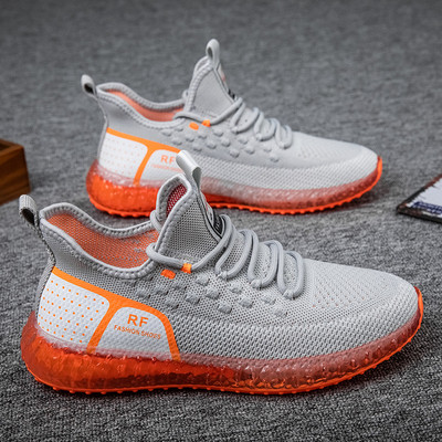 Tekstiilist värvilise tallaga meeste sporditossud