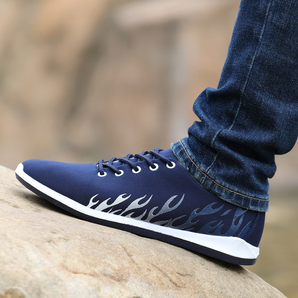 Meeste paelte ja lameda tallaga hingavad tossud