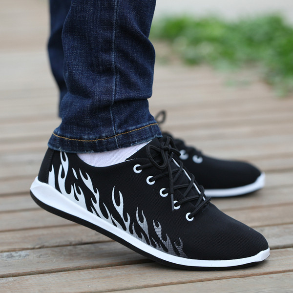 Meeste paelte ja lameda tallaga hingavad tossud