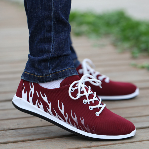 Meeste paelte ja lameda tallaga hingavad tossud