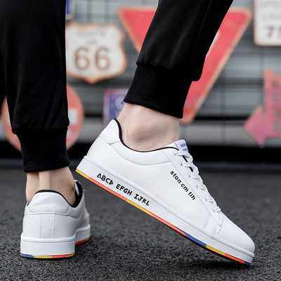 Valged paeltega sportlikud ja igapäevased meeste tossud