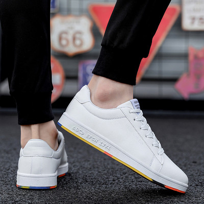 Valged paeltega sportlikud ja igapäevased meeste tossud