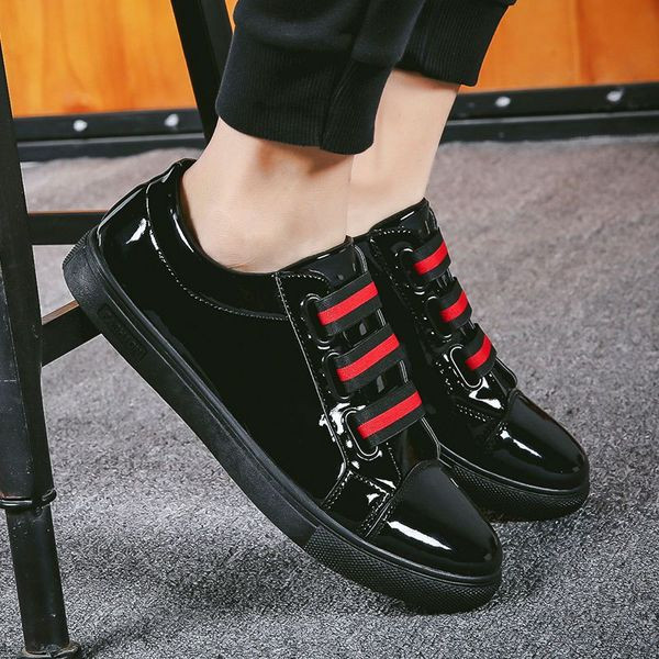 Elastsete sidemetega meeste lakknahast tossud