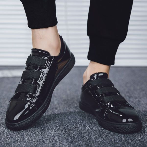 Elastsete sidemetega meeste lakknahast tossud