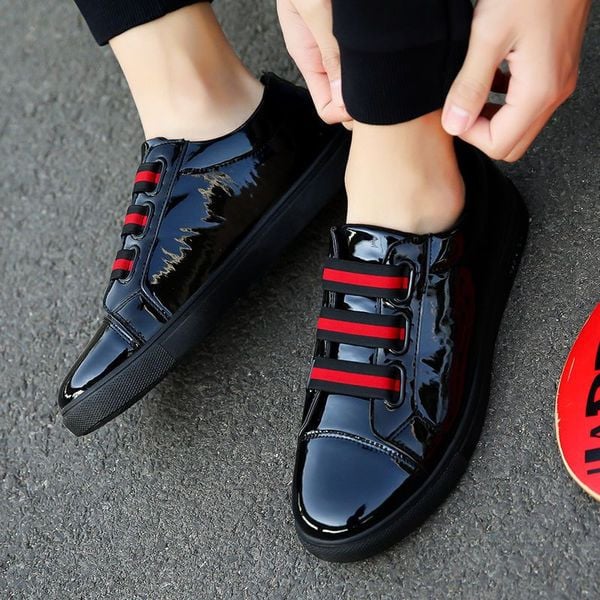 Elastsete sidemetega meeste lakknahast tossud