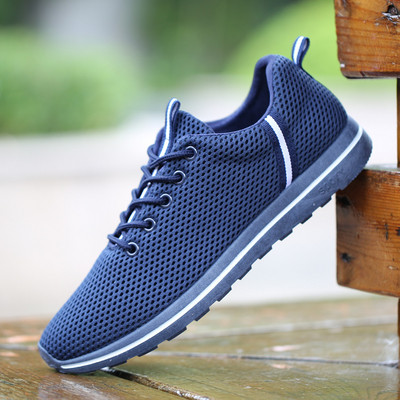 Meeste hingavad tossud kirjaga - kaks mudelit