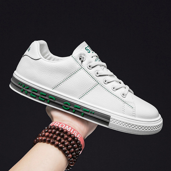 Eko bőrből készült alkalmi férfi tornacipő színes felirattal a talpán