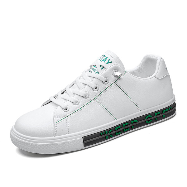 Eko bőrből készült alkalmi férfi tornacipő színes felirattal a talpán