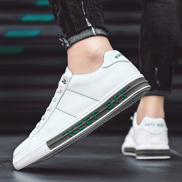 Eko bőrből készült alkalmi férfi tornacipő színes felirattal a talpán