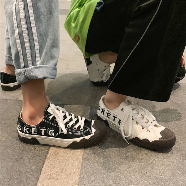 Férfi vászon tornacipő fekete-fehér fűzővel