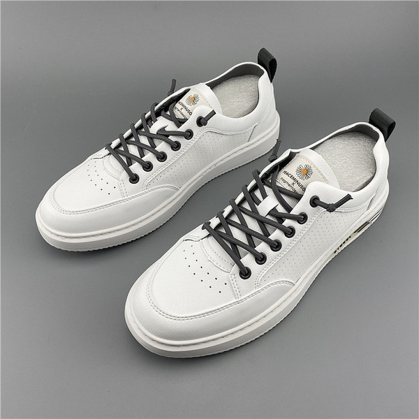 Alkalmi, lélegző bőr tornacipő fehér színben