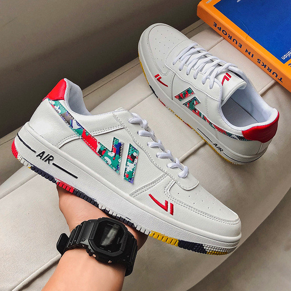 Fehér férfi tornacipő színes csíkokkal