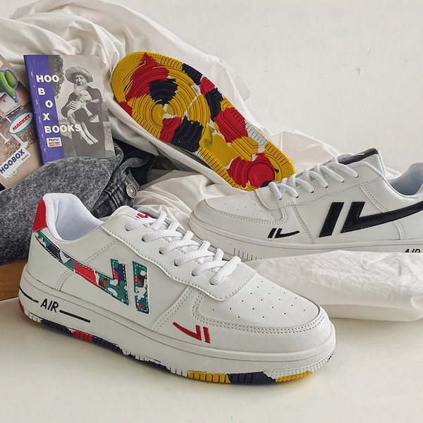 Fehér férfi tornacipő színes csíkokkal