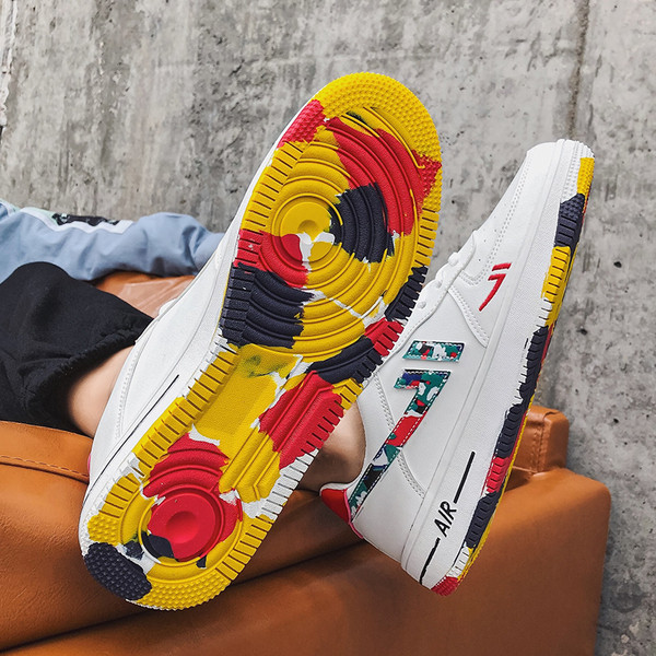 Fehér férfi tornacipő színes csíkokkal