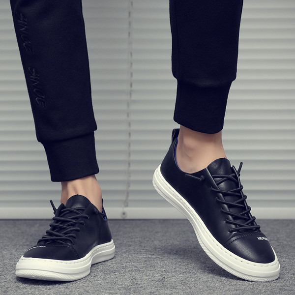 Jesenske kožne tenisice s natpisima i vezicama