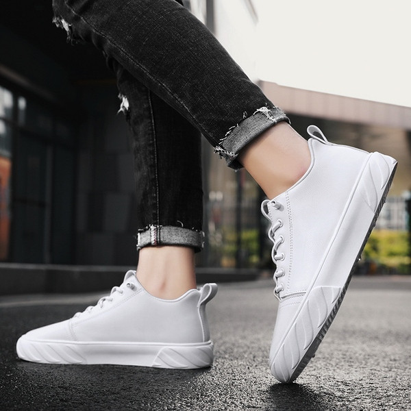 Sima férfi tornacipő modell műbőrből, lapos talppal