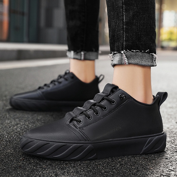 Sima férfi tornacipő modell műbőrből, lapos talppal