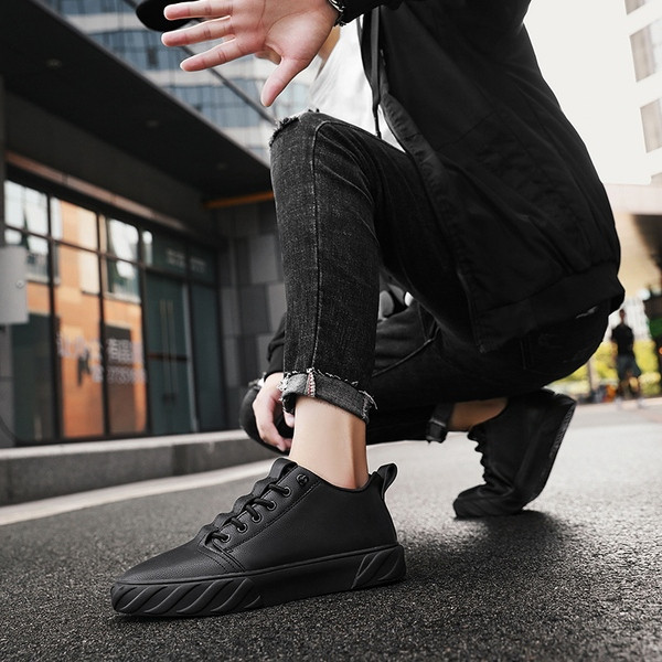 Sima férfi tornacipő modell műbőrből, lapos talppal