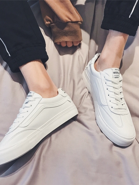 Férfi bőr tornacipő fűzővel és lapos talppal