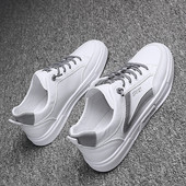 Eko bőrből készült férfi tornacipő felirattal, lapos talppal