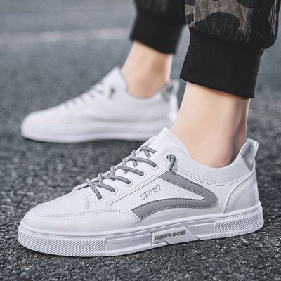 Eko bőrből készült férfi tornacipő felirattal, lapos talppal