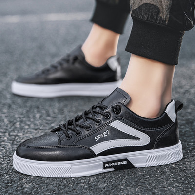 Eko bőrből készült férfi tornacipő felirattal, lapos talppal