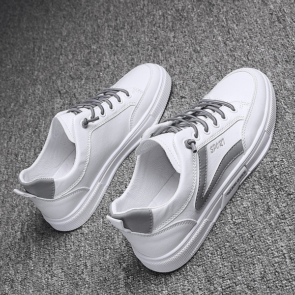 Eko bőrből készült férfi tornacipő felirattal, lapos talppal