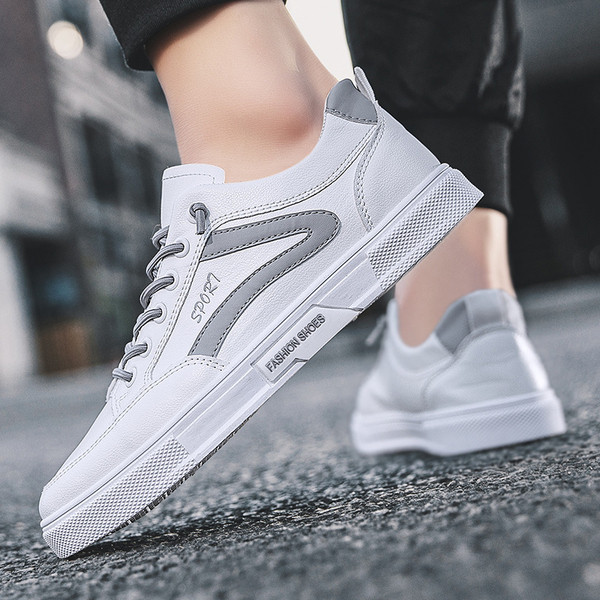 Eko bőrből készült férfi tornacipő felirattal, lapos talppal